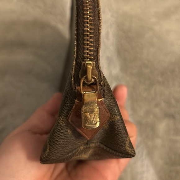 Louis Vuitton Cosmetic Case - Picture 4 of 7